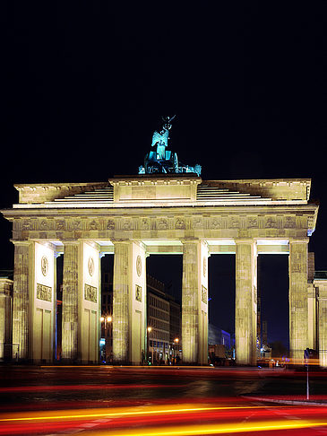 Foto Brandenburger Tor mit Straßenverkehr