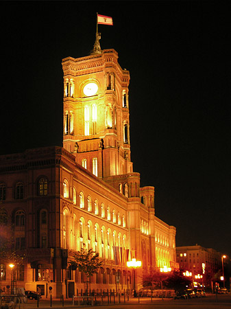 Rotes Rathaus bei Nacht Fotos