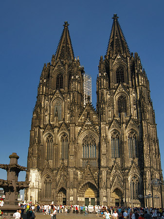 Touristen tummeln sich vor Kölner Dom