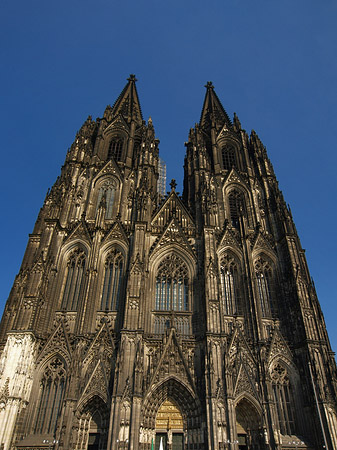 Foto Touristen tummeln sich vor Kölner Dom