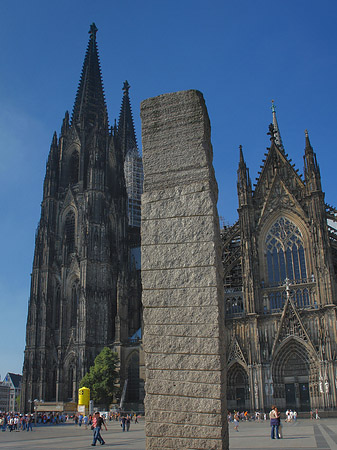 Säule steht vor Kölner Dom