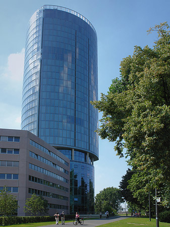Triangelturm hinter Baum Fotos