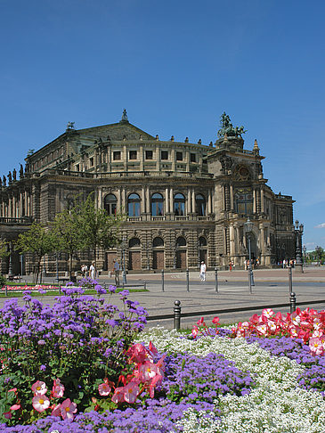 Semperoper mit Blumen Fotos