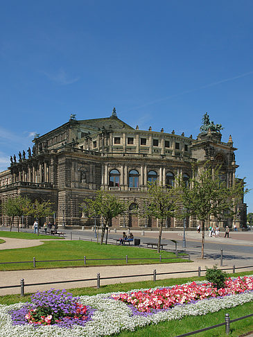 Semperoper mit Blumen