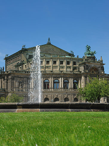 Foto Semperoper mit Springbrunnen