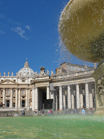 Fotos Brunnen mit Petersdom