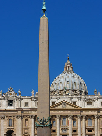 Obelisk mit dem Petersdom Fotos