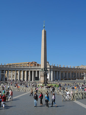 Obelisk mit Säulengang