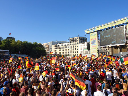Fanmeile am Reichstag Fotos