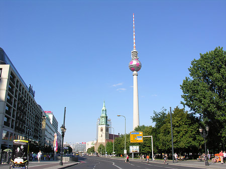 Fernsehturm und Bäume Fotos
