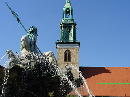 Neptunbrunnen mit Marienkirche