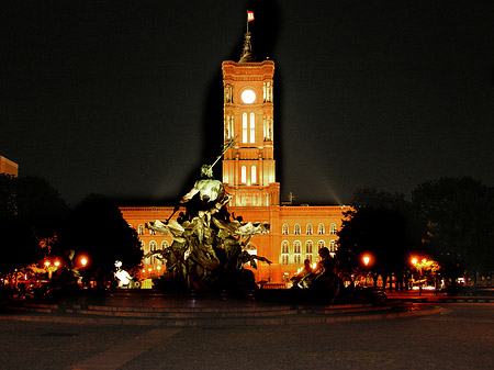Foto Rotes Rathaus bei Nacht - Berlin