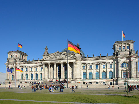 Foto Touristen am Reichstag - Berlin
