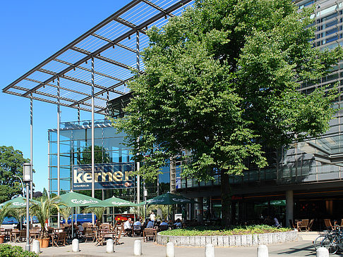 Ernst and Young - Straßencafe Foto 