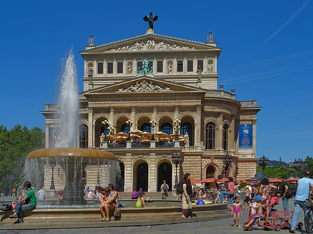 Alte Oper mit Brunnen