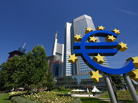 Eurozeichen mit Eurotower