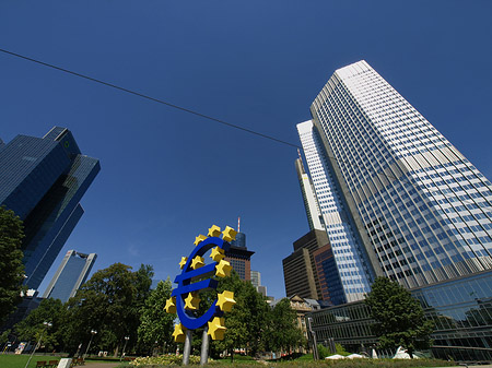 Foto Eurozeichen mit Japan Center
