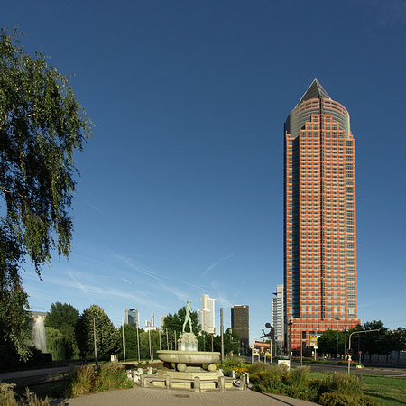 Fotos Messeturm hinter Merkurbrunnen