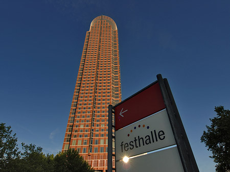 Messeturm mit Festhallenschild Fotos