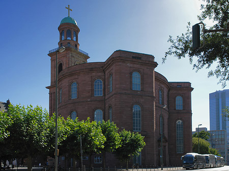 Paulskirche mit Busch