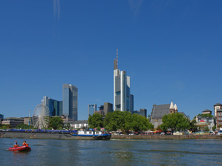 Foto Skyline von Frankfurt mit Schiff
