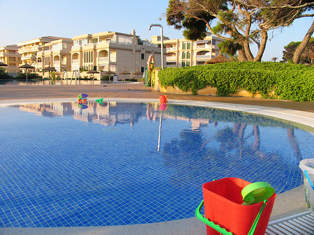 Foto Hotel mit Pool bei Dämmerung - 