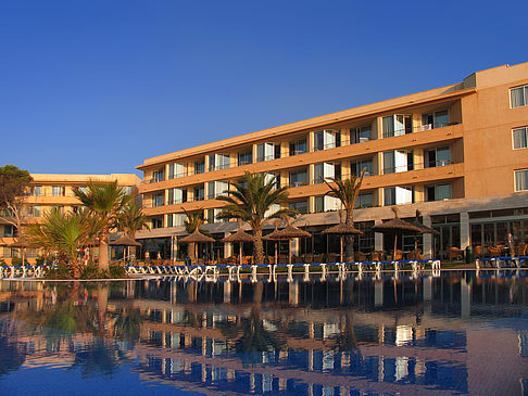 Fotos Hotel mit Pool bei Dämmerung