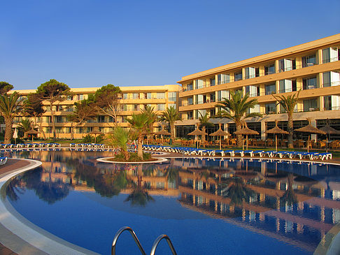 Fotos Hotel mit Pool bei Dämmerung