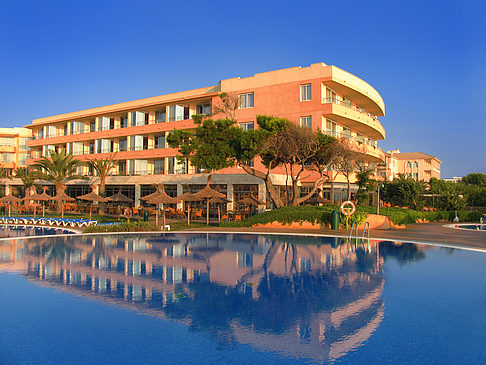 Hotel mit Pool bei Dämmerung Fotos