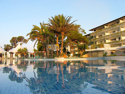 Hotel mit Pool bei Dämmerung