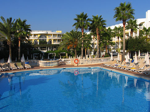 Hotel mit Pool bei Dämmerung