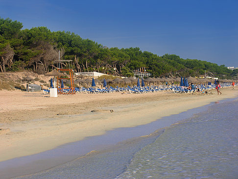 Liegestühle am Strand