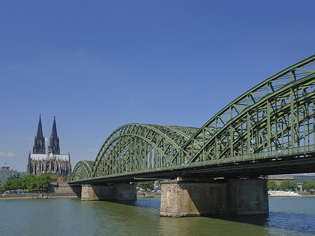Hohenzollernbrücke am Kölner Dom Foto 