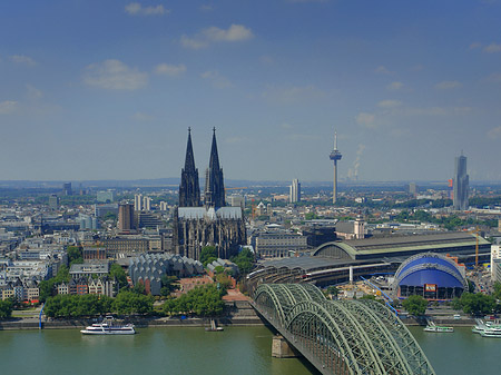 Hohenzollernbrücke und Kölner Dom aus der Ferne