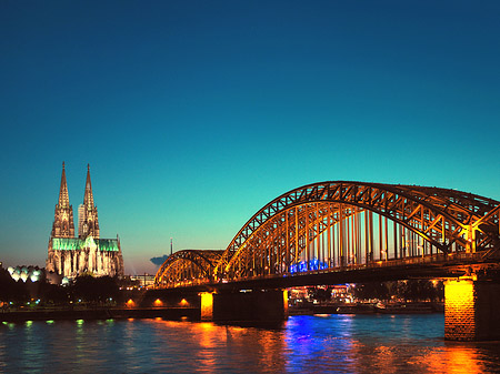 Kölner Dom hinter der Hohenzollernbrücke Foto 