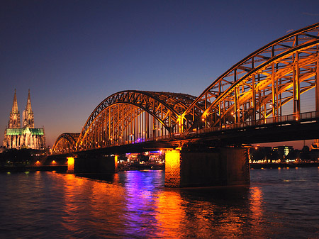 Kölner Dom hinter der Hohenzollernbrücke Foto 