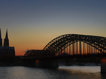Kölner Dom hinter der Hohenzollernbrücke Fotos
