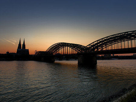 Fotos Kölner Dom hinter der Hohenzollernbrücke