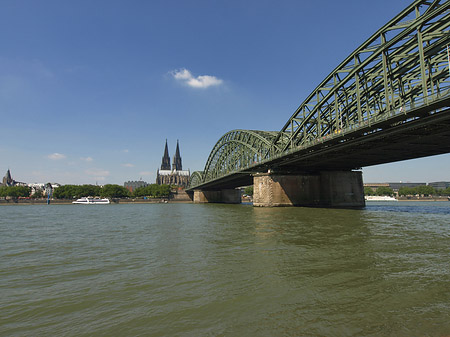 Schiff unter der Hohenzollernbrücke