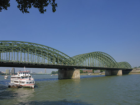 Foto Schiff vor der Hohenzollernbrücke - Köln