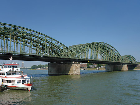 Fotos Schiff vor der Hohenzollernbrücke