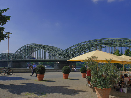 Sonnenschirme vor der Hohenzollernbrücke Fotos