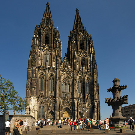 Foto Touristen tummeln sich vor Kölner Dom