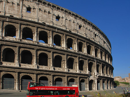 Bus vor dem Kolosseum Foto 