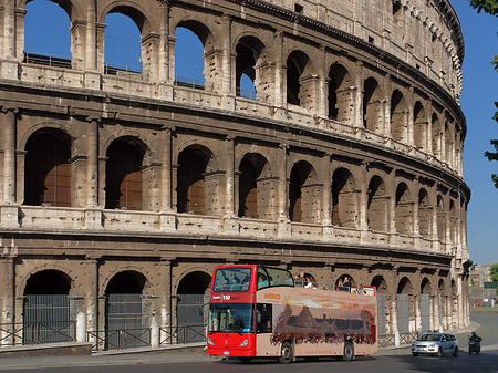 Bus vor dem Kolosseum