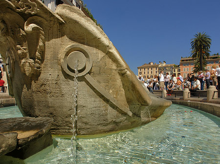 Schiff im Barcaccia Brunnen