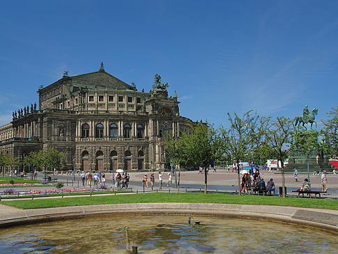 Semperoper mit Springbrunnen
