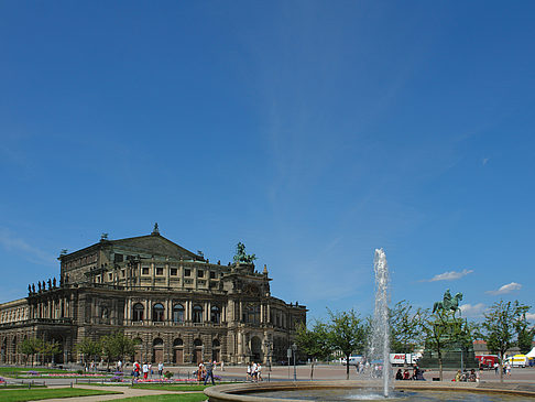 Foto Semperoper mit Springbrunnen - Dresden