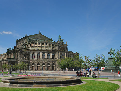 Fotos Semperoper mit Springbrunnen