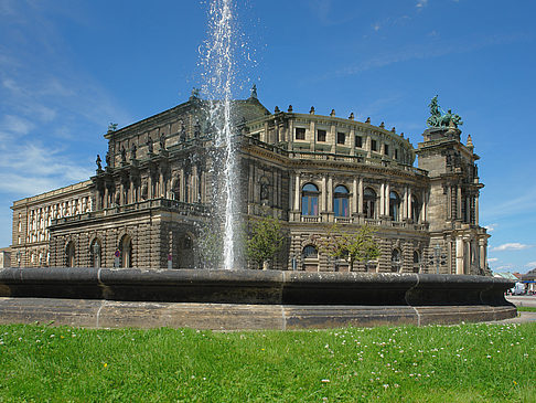 Fotos Semperoper mit Springbrunnen